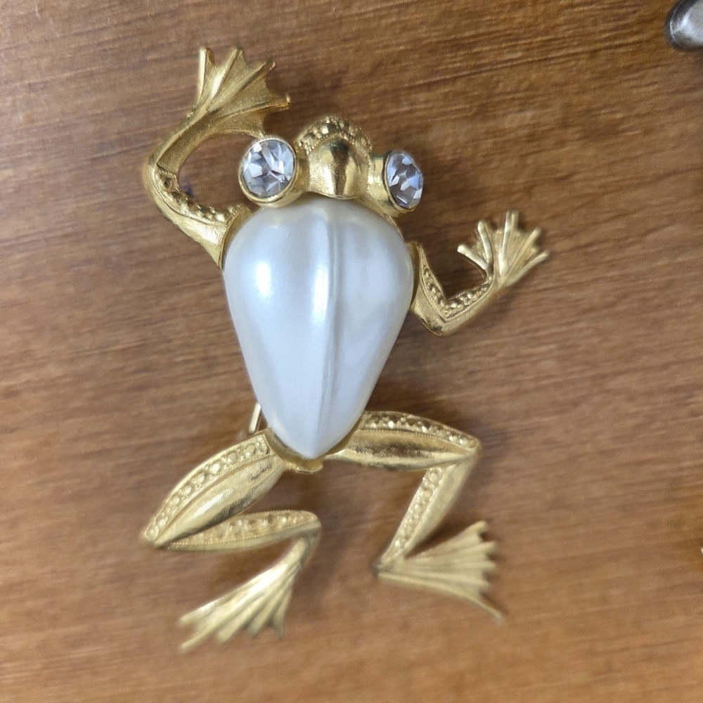 Collection of Frog Pins and Brooches Swarovski, Trifari - Picture 5 of 11